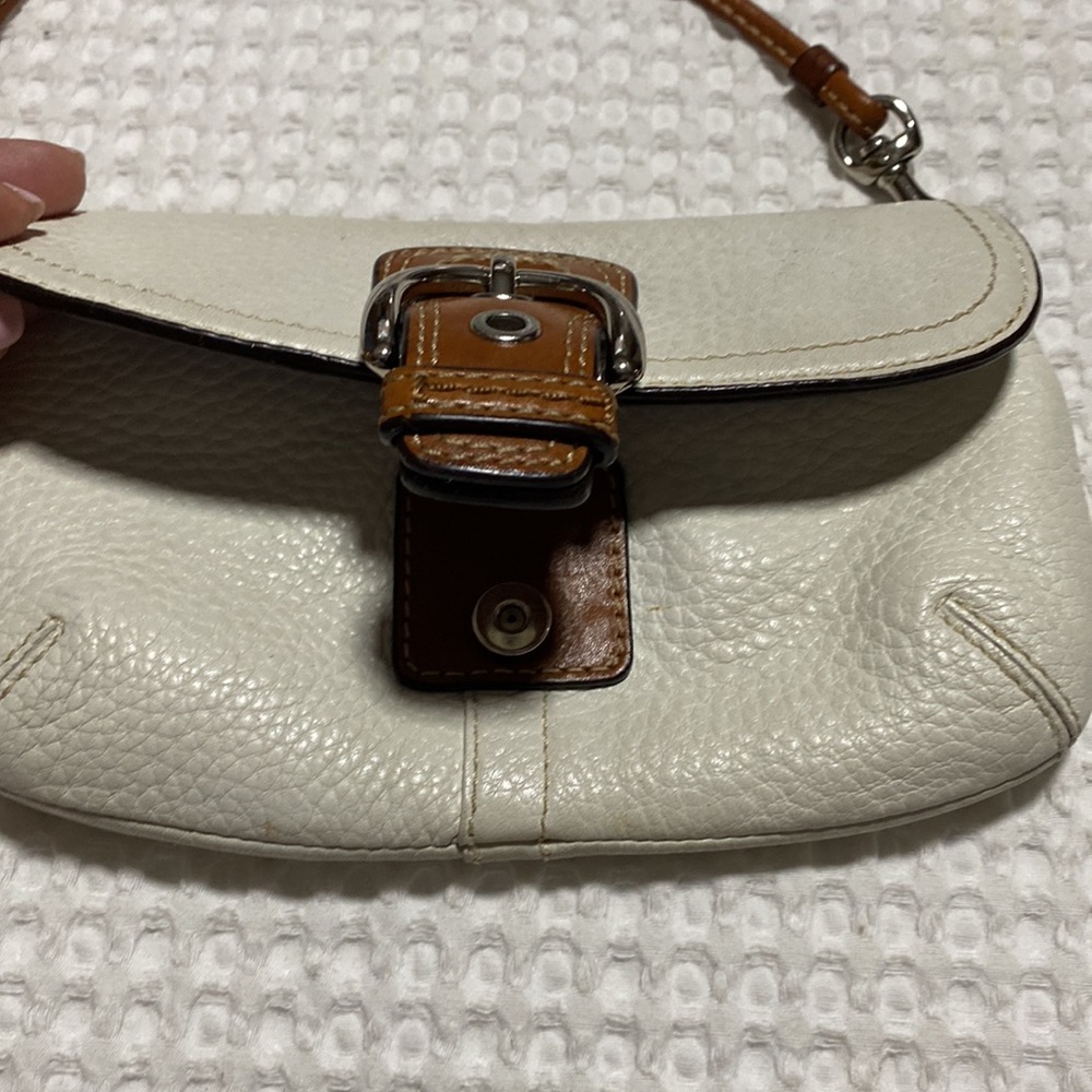 Coach Wristlet Snap Button Closure White /Tan. Very Good Condition. Used - Picture 4 of 11